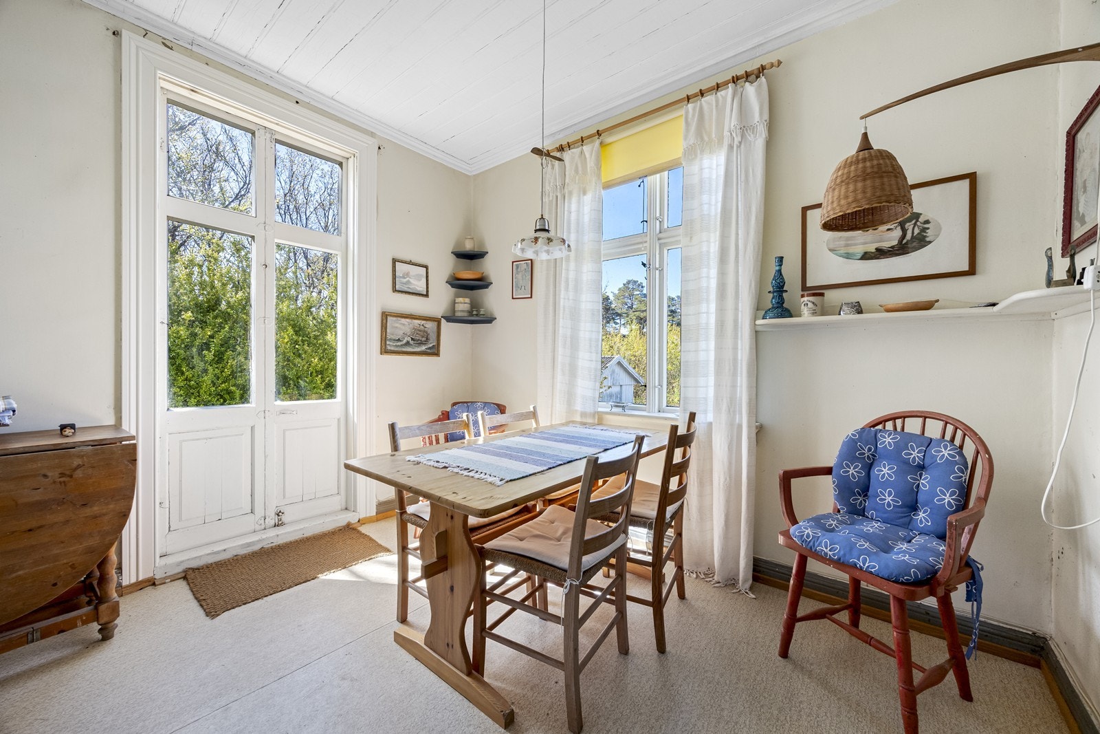Store vindusflater slipper inn naturlig lys i oppholdsrommet. Galleribilde