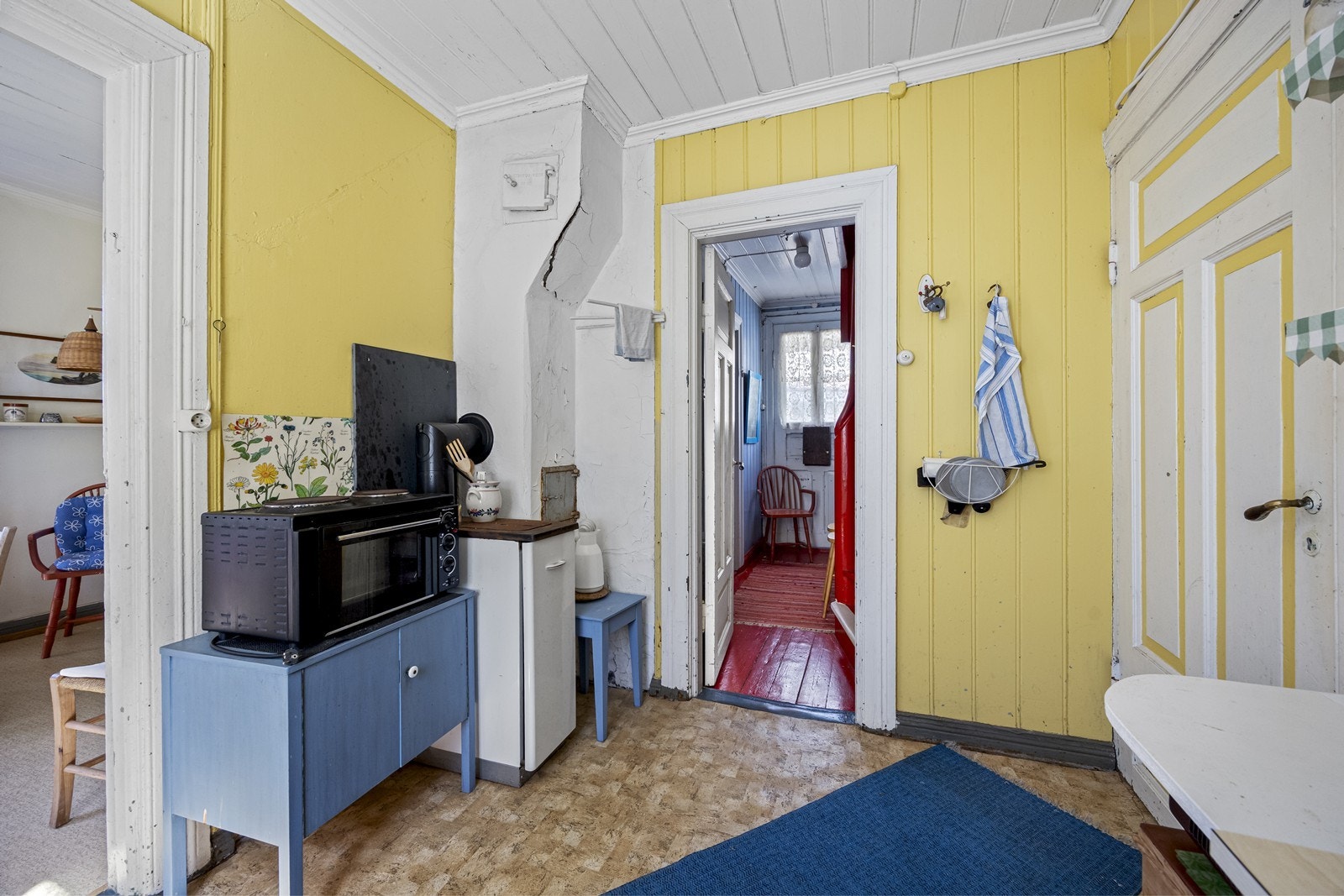 Fra kjøkkenet er det enkel tilgang til tilstøtende rom via flere døråpninger. Galleribilde