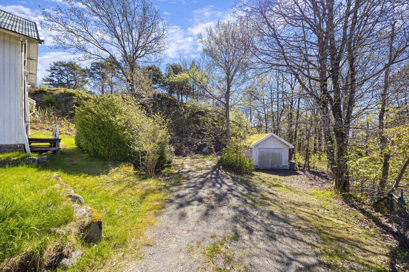 En separat garasje på tomten gir mulighet for lagring av utstyr og redskaper. Galleribilde