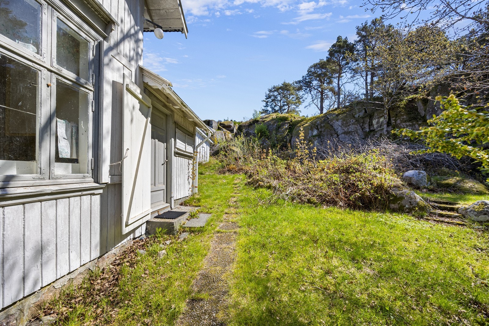 Uteområdet er skjermet og har en naturlig overgang til fjell og skog. Galleribilde