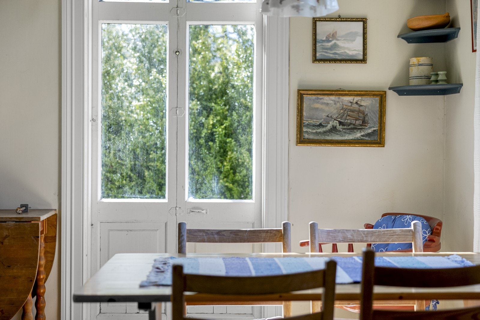 Utgang til hageområdet via dobbeltdør gir enkel tilgang til uteplass. Galleribilde