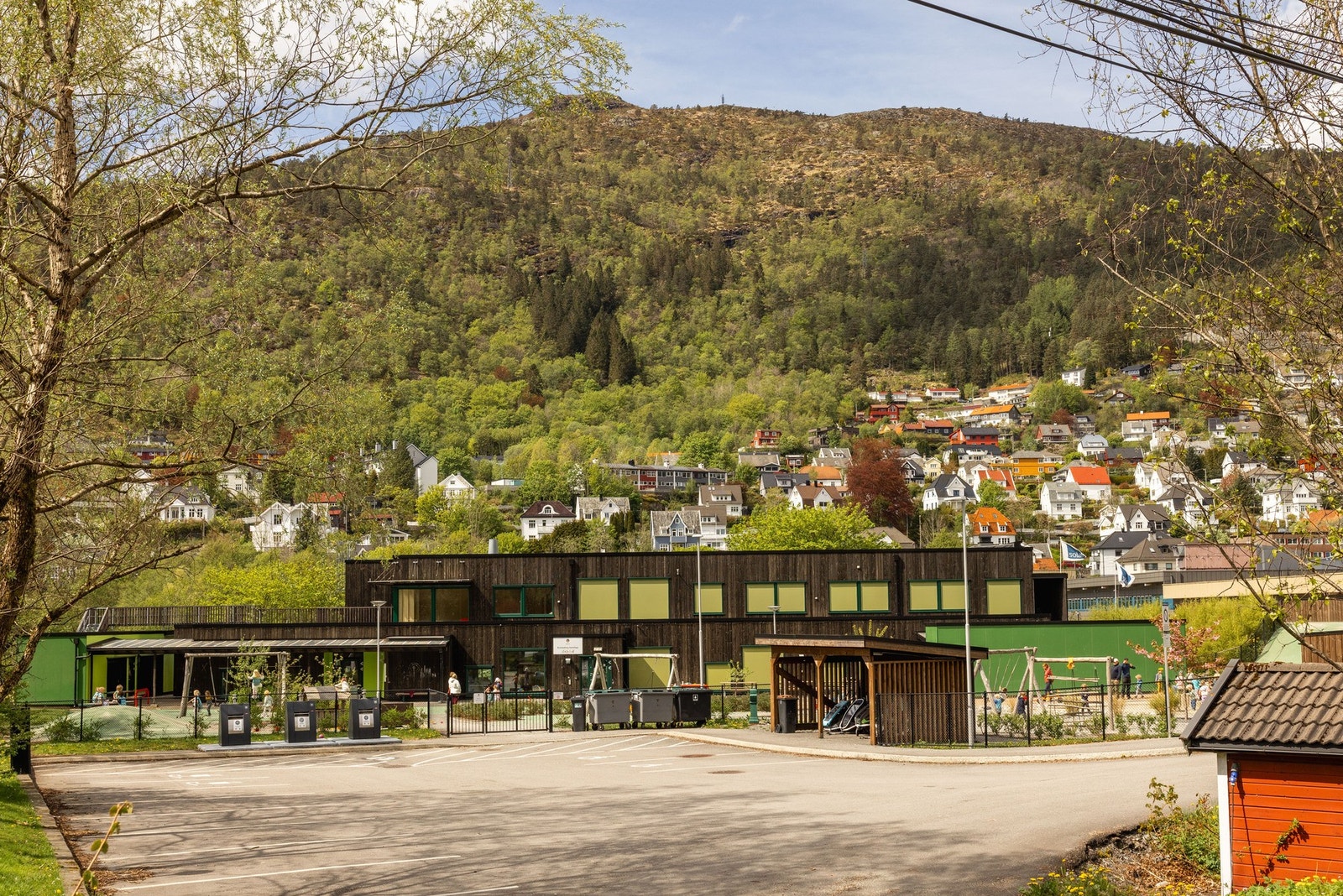 Det tar ca. 2 minutter å gå til Kristianborg barnehage og ca. 10 min til Minde skole. Galleribilde