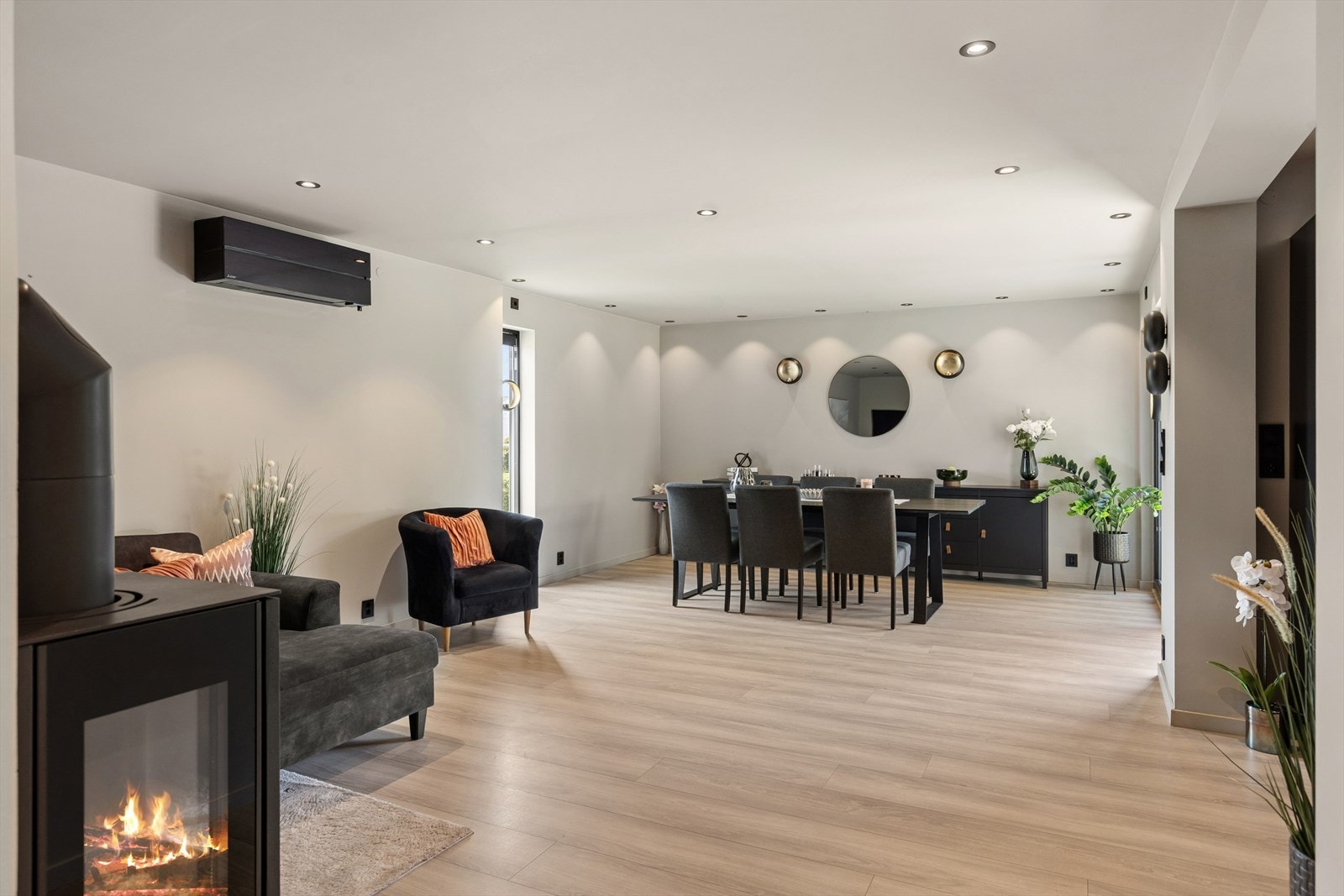 Stuen har god plass til både sofagruppe og spisebord. Galleribilde