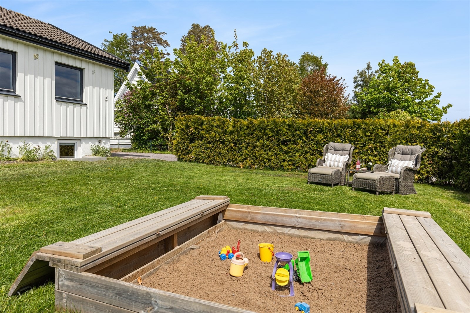 Sandkasse og god plass til lekestativ gjør hagen barnevennlig. Galleribilde