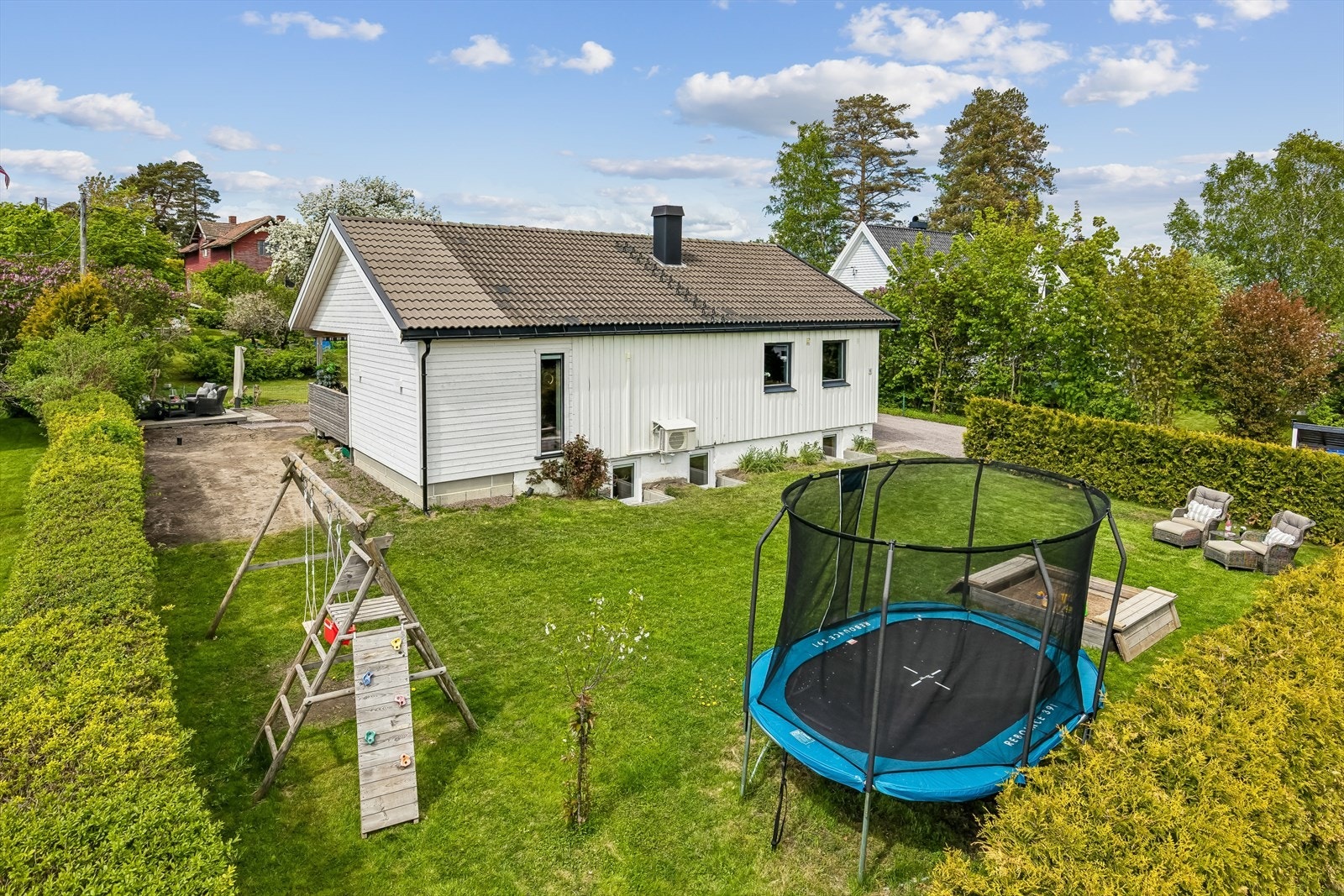 Hagen er opparbeidet med plen og gir rikelig med plass for lek og aktiviteter. Galleribilde