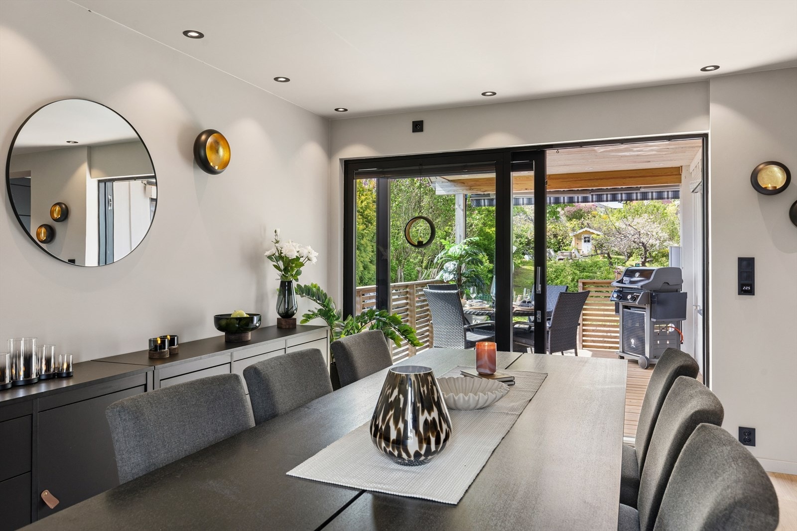 Fra spisestuen er det direkte utgang til en overbygget terrasse via en skyvedør. Galleribilde