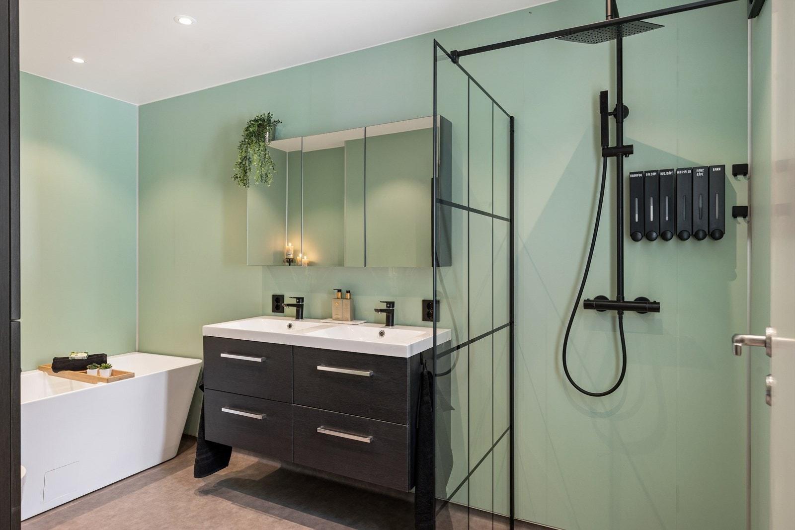 Badet i første etasje ble modernisert i 2020 og er utstyrt med både badekar og dusjhjørne. Galleribilde