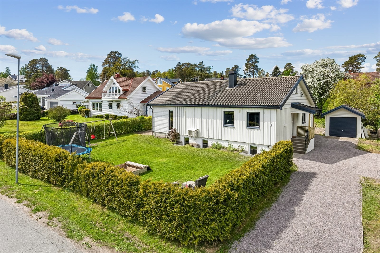 Eiendommen ligger i et rolig og etablert nabolag på Tolvsrød, et område som preges av eneboliger og grønne hager. Her er hverdagen enkel, med kort gangavstand til skole og barnehager. Galleribilde