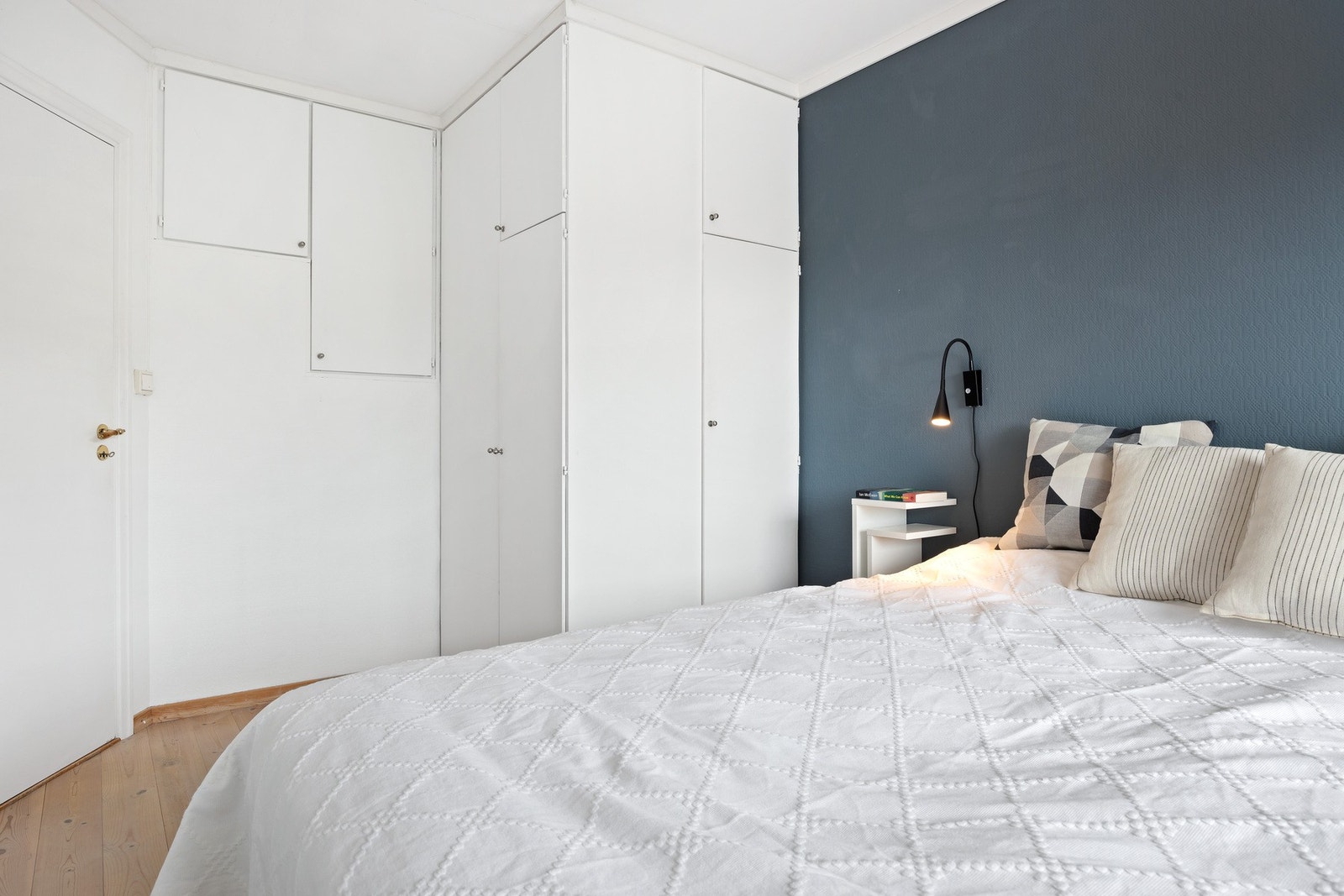 Intern garderobe med opphengsplass i hovedsoverom i tillegg til to skap med trådkurver. Galleribilde