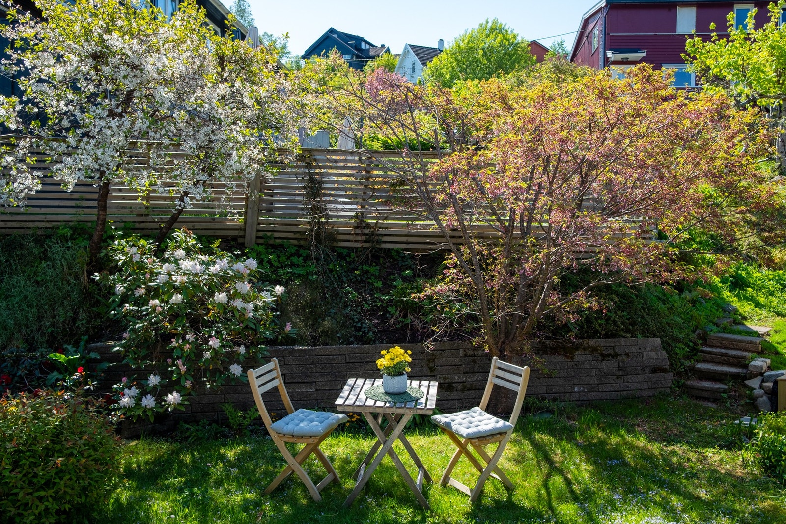 Grønn og frodig hage som har godt med sol på dagtid og ettermiddag (privat bilde fra selger). Galleribilde