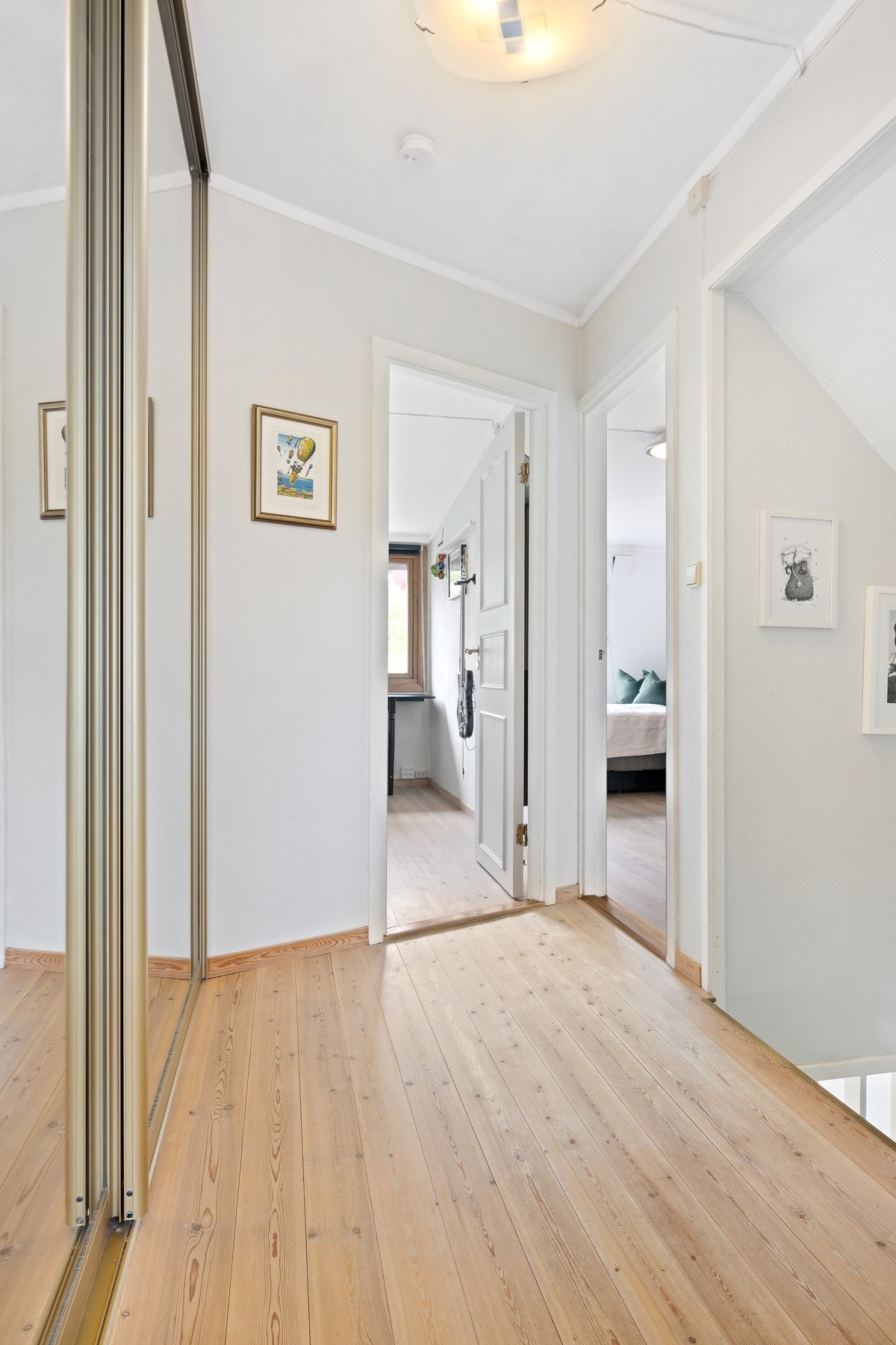 I gangen mellom soverommene er det garderobe med opphengsplass og trådkurver. Galleribilde