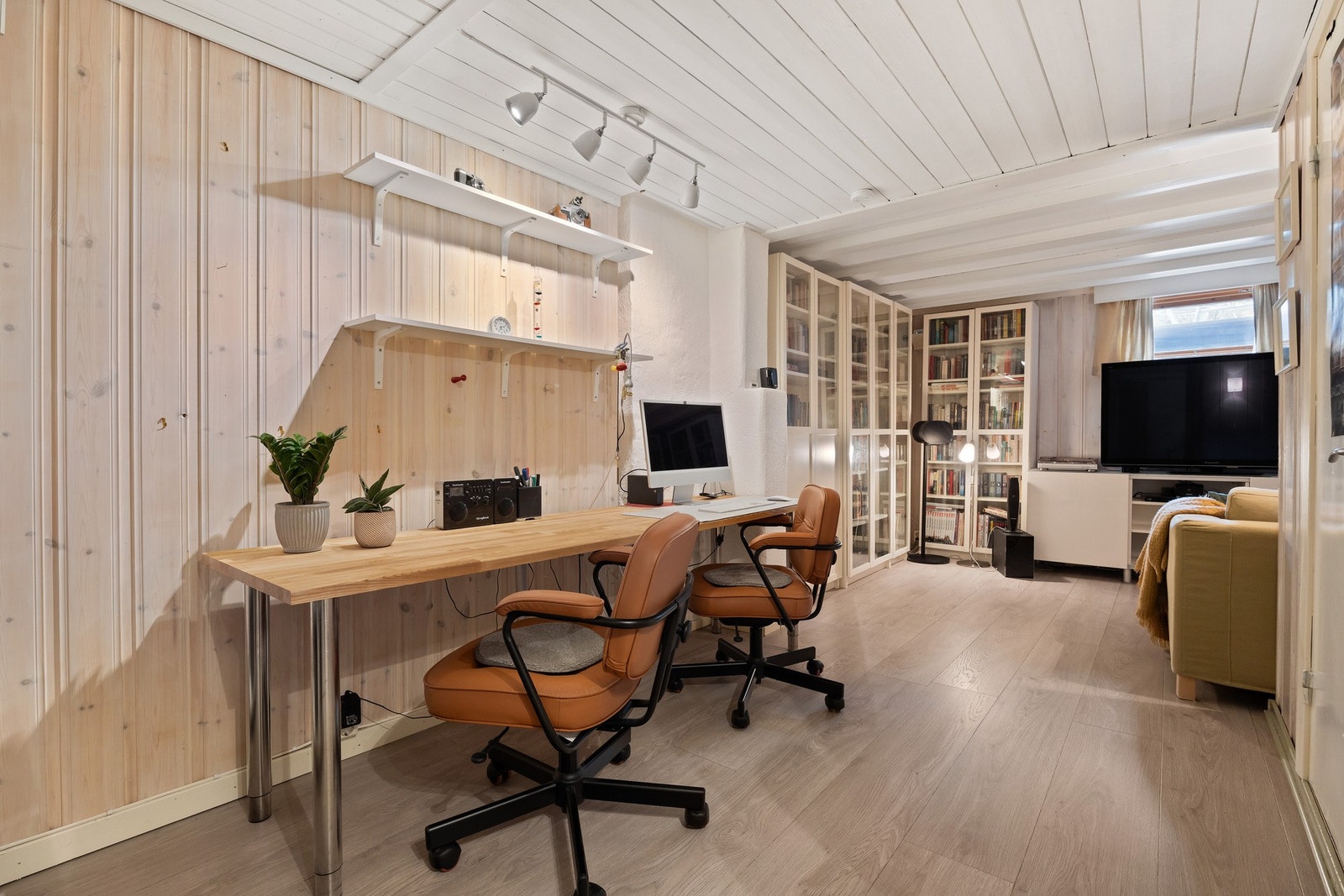 Stuen i kjelleren er praktisk innredet med arbeidsbenk som har plass til to PCer. Galleribilde