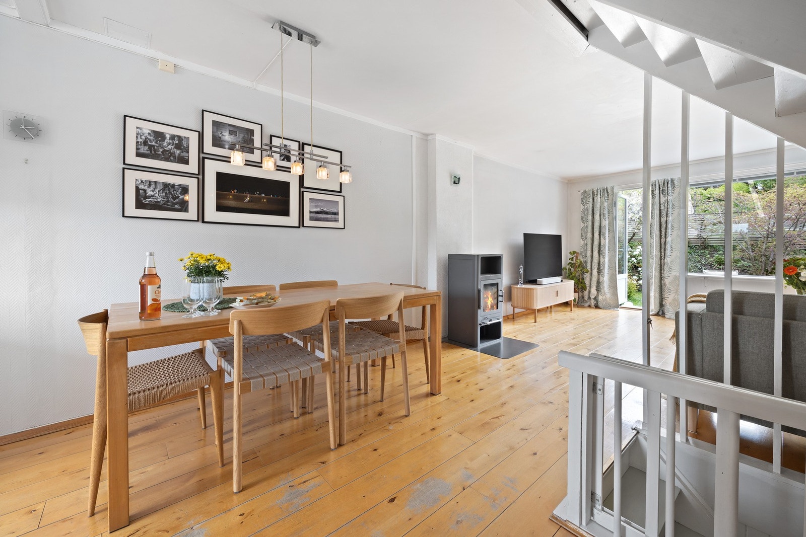 Ved kjøkkenet er det naturlig plass til romslig spisebord hvor familien kan samles. Galleribilde