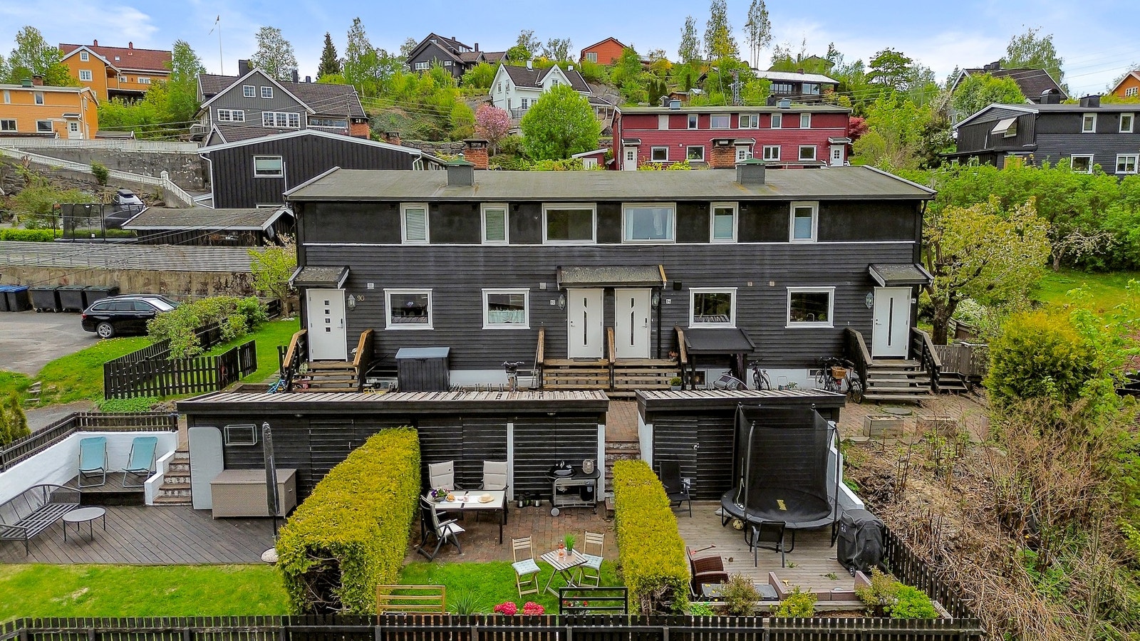 Boligen ligger i midten av rekkehuset som består av 4 enheter. Galleribilde