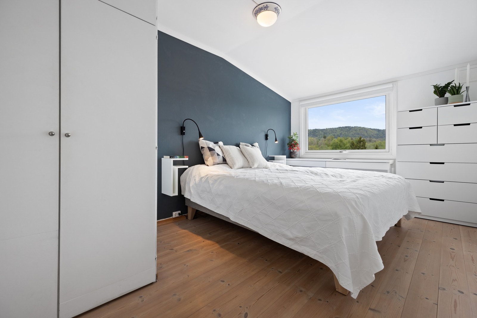 Hovedsoverom har god plass til dobbeltseng og innredning. Galleribilde