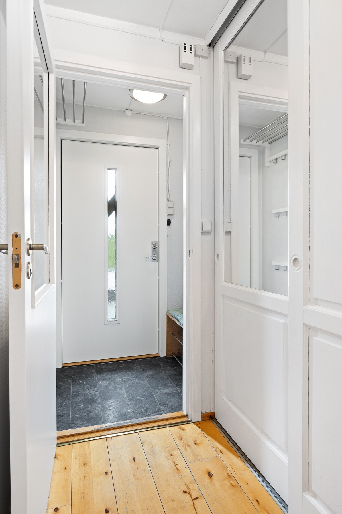 Vindfanget har våtromslaminat med varmefolie, entréen har skyvedørsgarderobe. Galleribilde