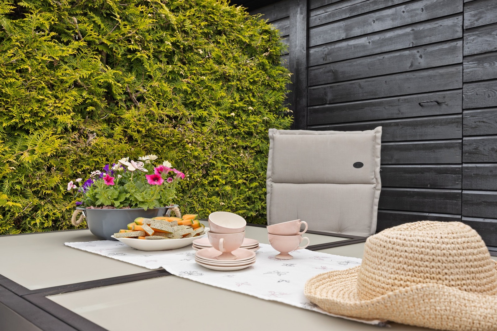 Her er det god plass til både spise- og sittegruppe for grilling og annen hygge for hele familien. Galleribilde