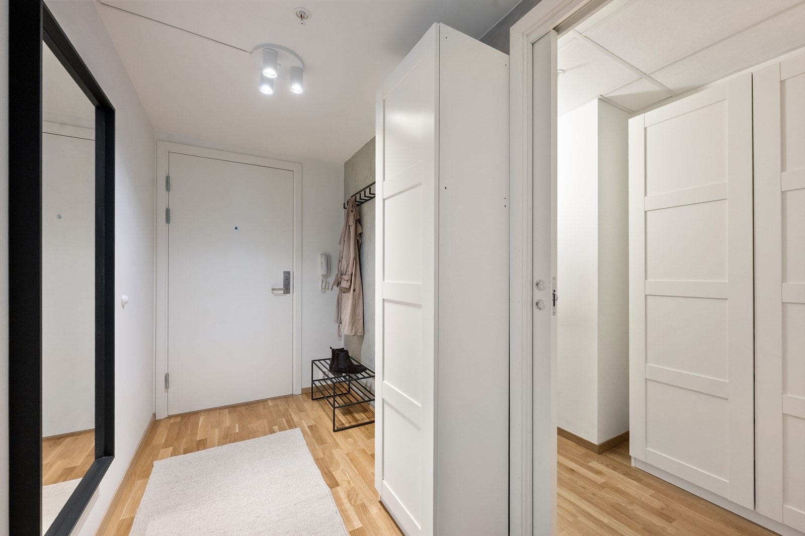 Velkommen inn i en lys og innbydende entré med plass til garderobeløsning og praktisk oppbevaring. Galleribilde