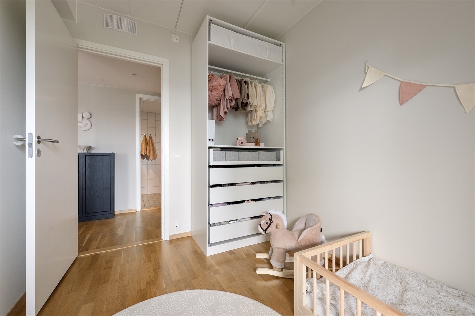 Soverommet passer perfekt som barnerom, gjesterom eller hjemmekontor Galleribilde