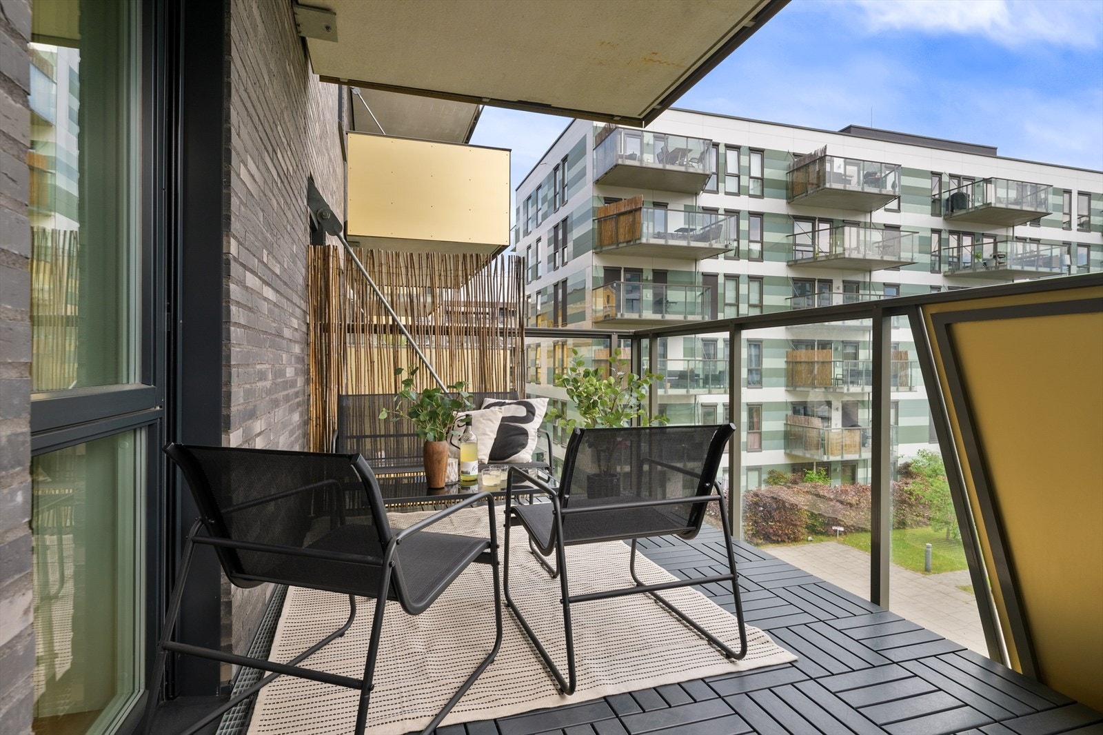 Fra stuen er det direkte utgang til en romslig balkong på 11 m² Galleribilde