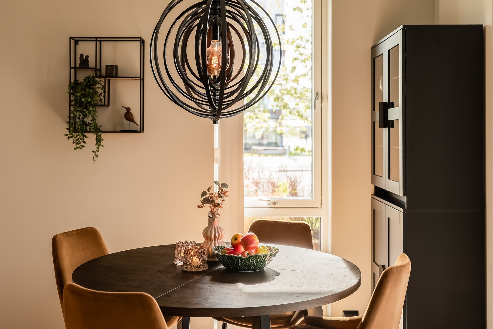 Det er plass til å innrede med både sofagruppe og spisegruppe. Galleribilde