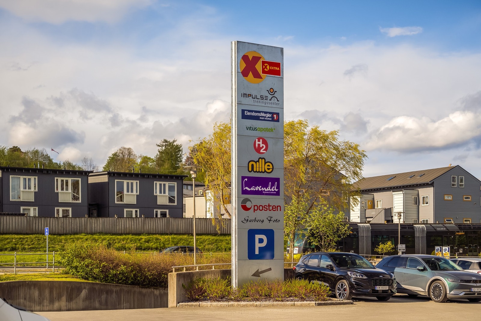 Kun et stenkast unna leiligheten finner du matbutikk, treningssenter og bussholdeplass. Galleribilde