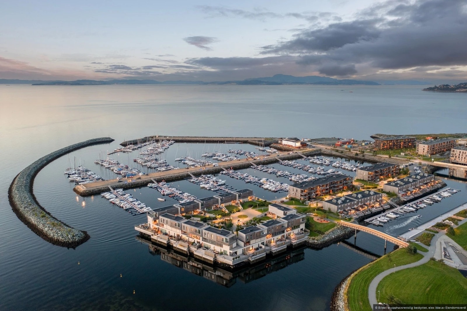 Her har du nærhet til flere flotte friområder, turstier, strender og marina. Galleribilde