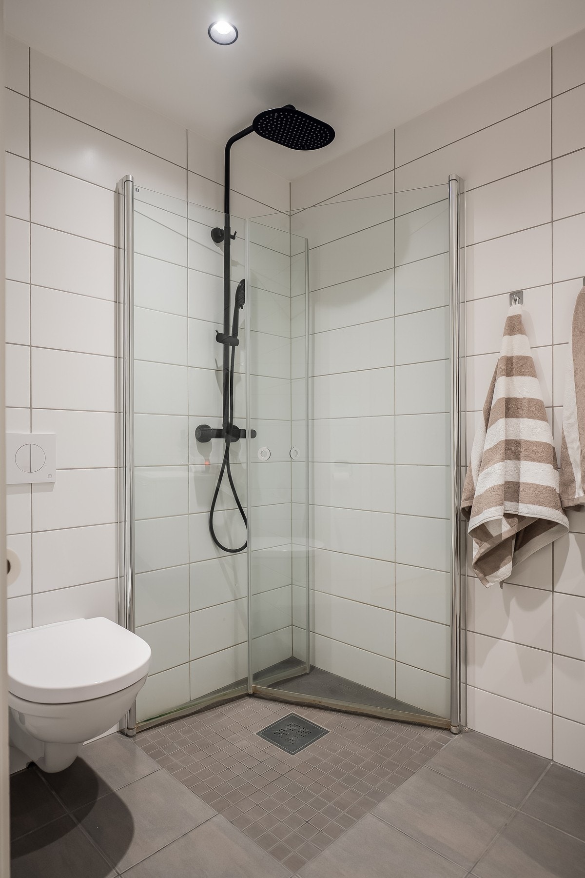 Baderommet er utstyrt med innredning med servant, vegghengt toalett, dusjhjørne og opplegg for vaskemaskin. Galleribilde
