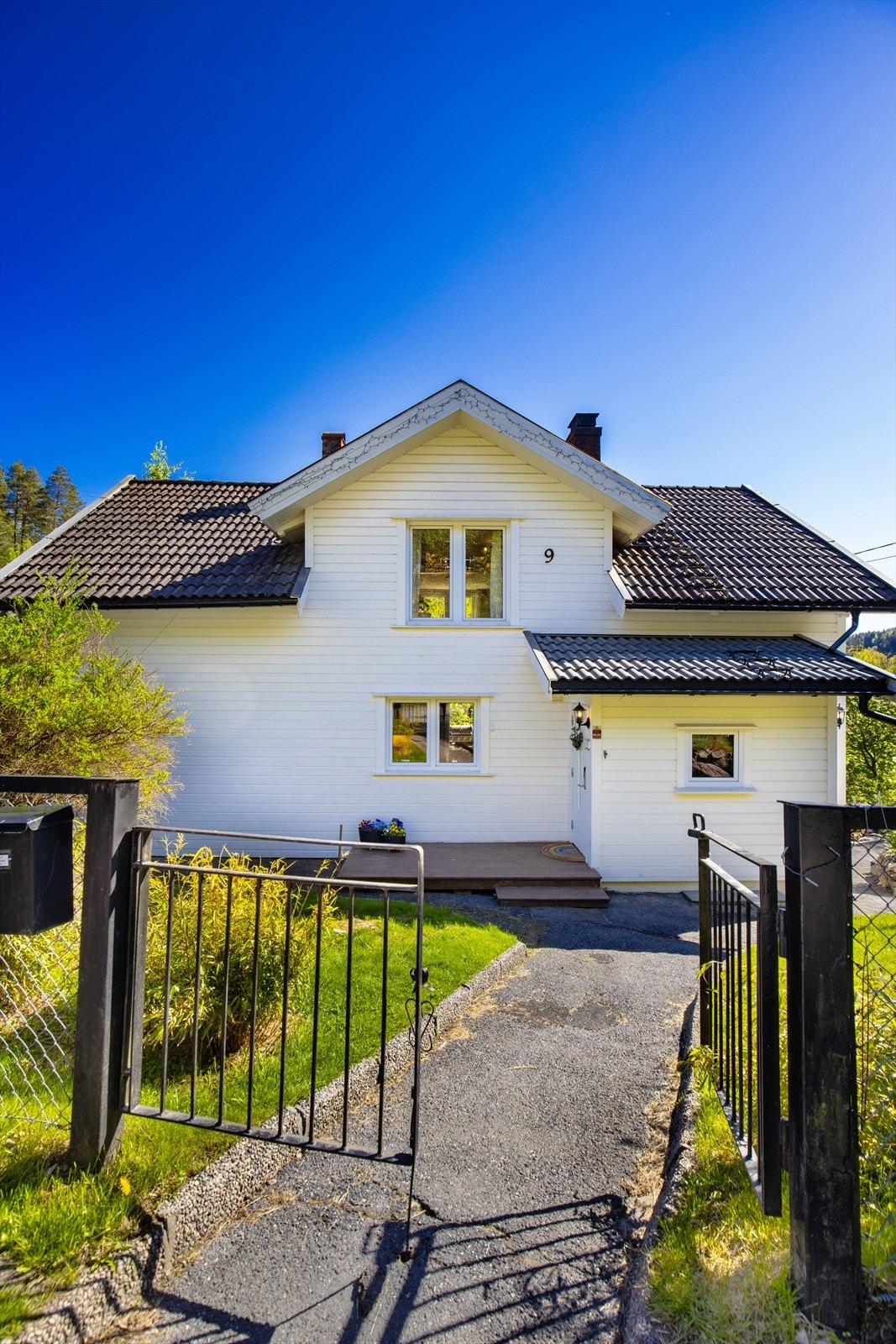 Hyggelig inngangsparti med terrasse. Galleribilde