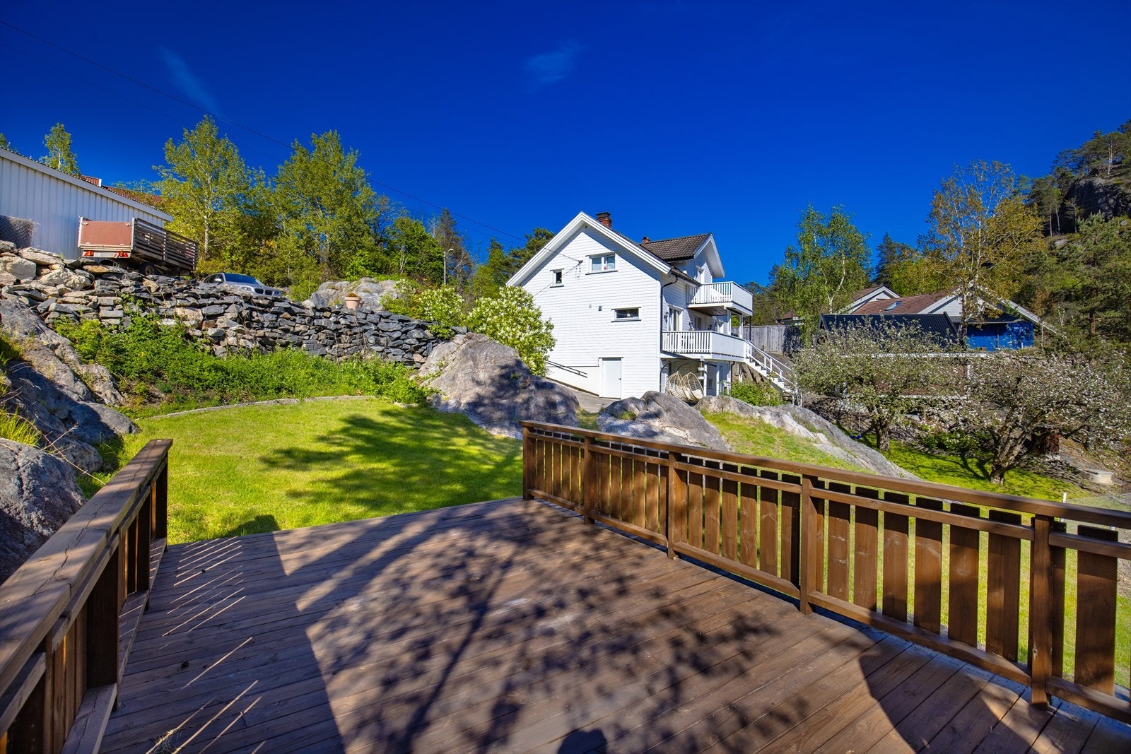 Vadfossveien 9 er en sjarmerende og godt vedlikeholdt enebolig med landlig og barnevennlig beliggenhet. Galleribilde