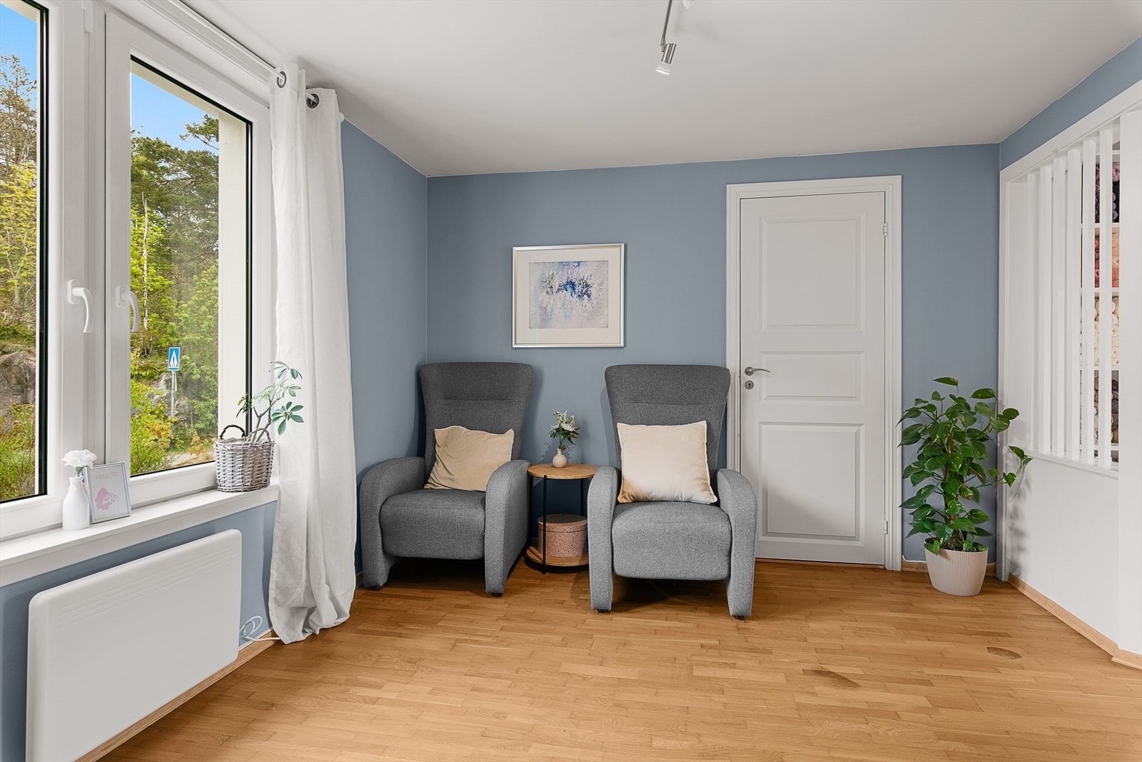 Loftstuen gir ekstra oppholdsrom og kan eventuelt deles av slik at man får et ekstra soverom. Galleribilde