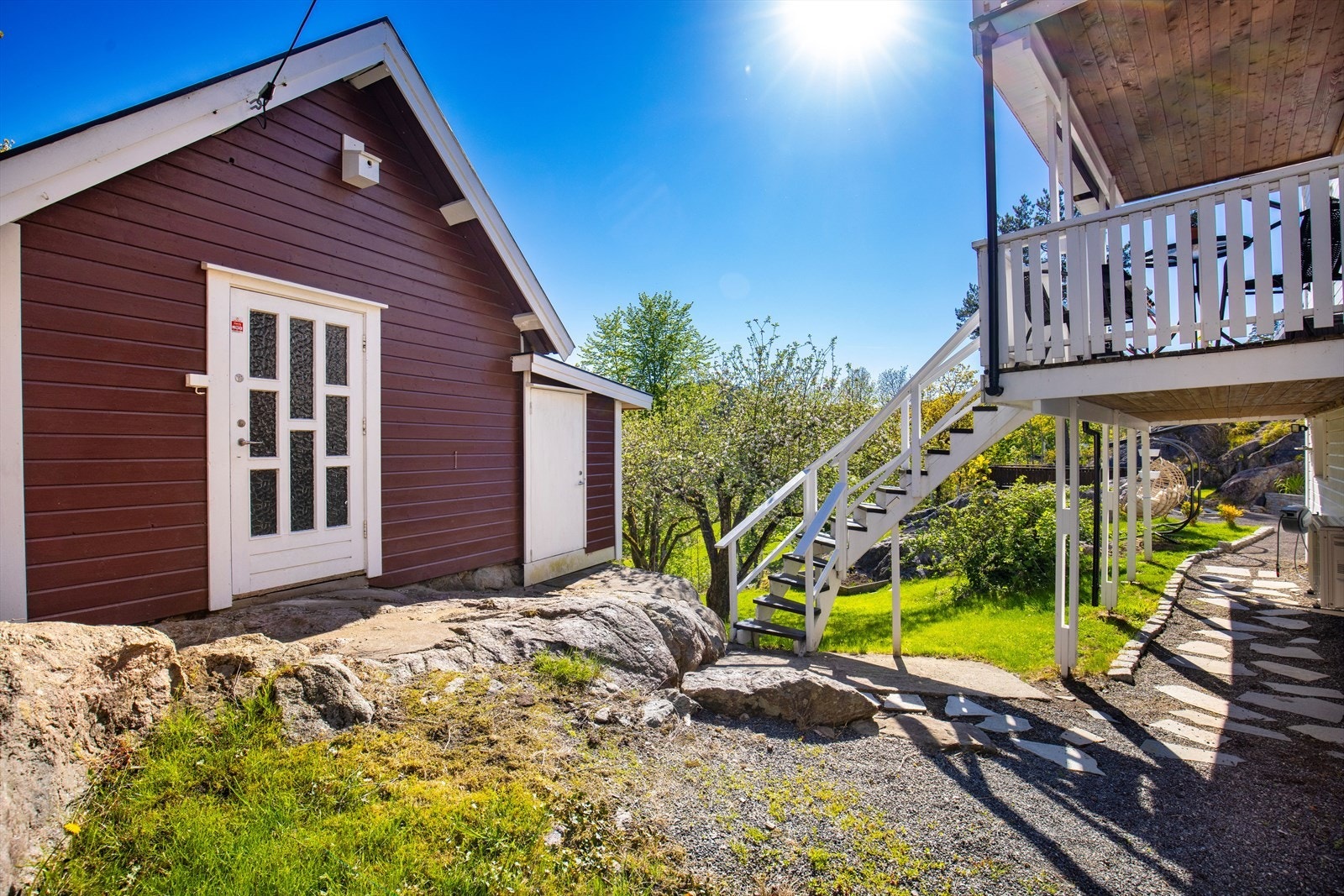 Den ene verandaen har trapp ned til hagen. Galleribilde