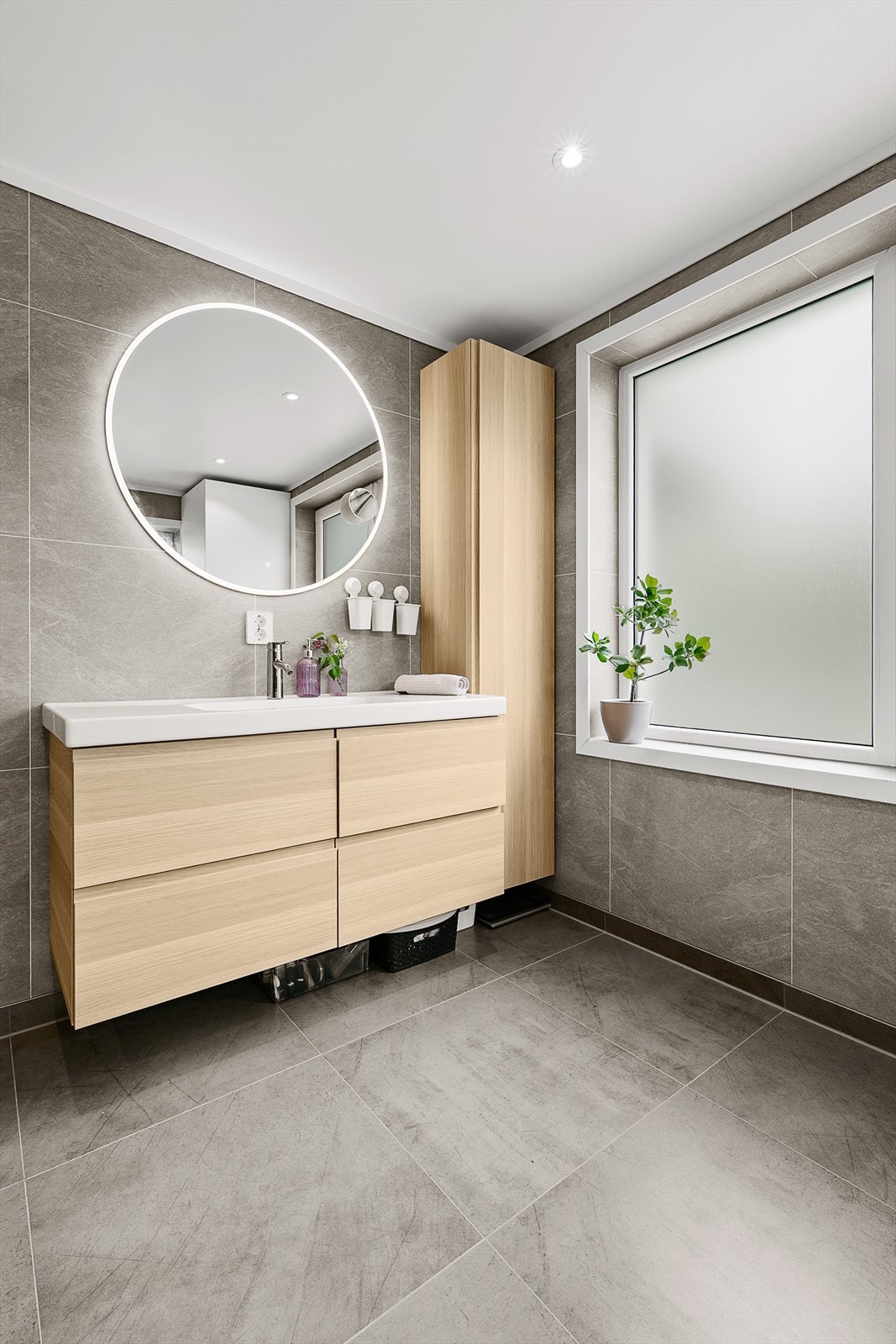 Badet fremstår lekkert med flislagt gulv med varmekabler og baderomsplater på vegger. Galleribilde