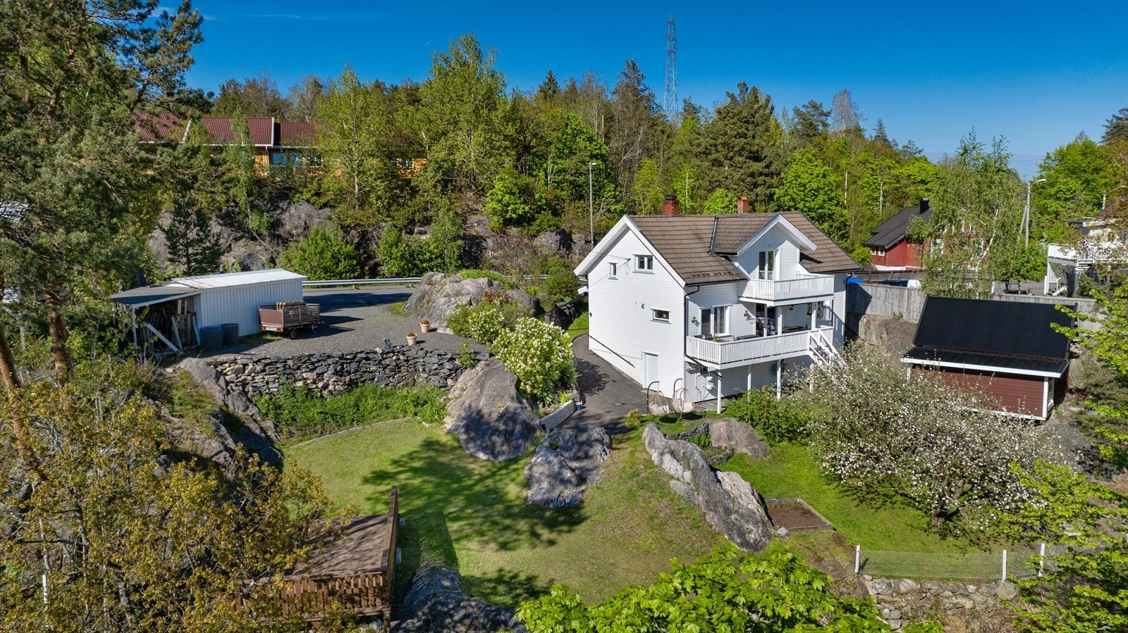 Eiendommen har en fredelig og skjermet beliggenhet i Vadfoss i Kragerø kommune. Galleribilde