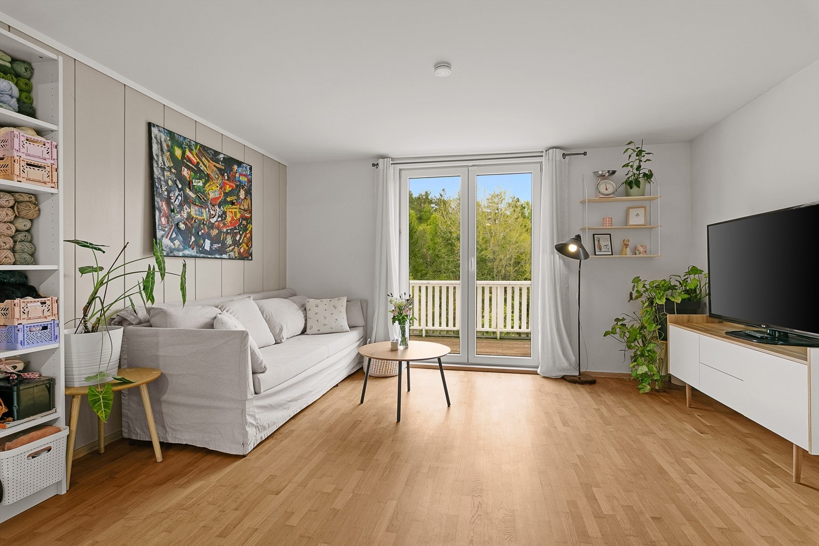 Fra loftstuen er det utgang til solrik veranda mot nord. Galleribilde