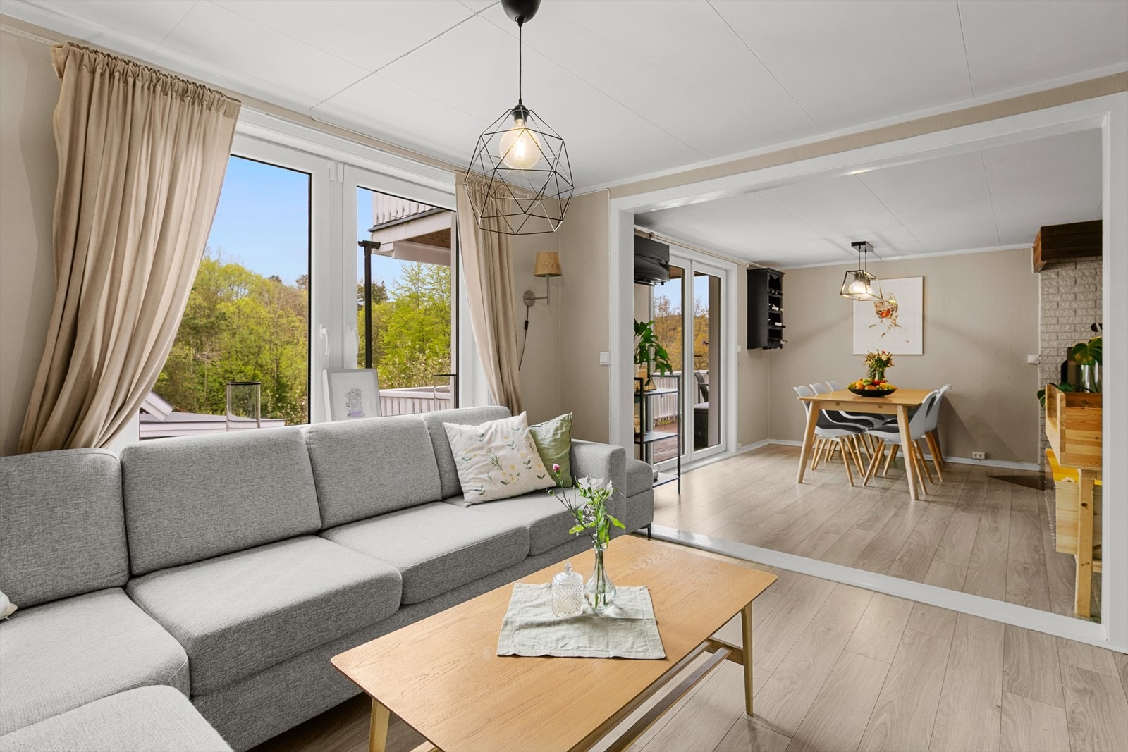 Stuen er lys og trivelig med god plass til både sittegruppe og spisebord. Galleribilde