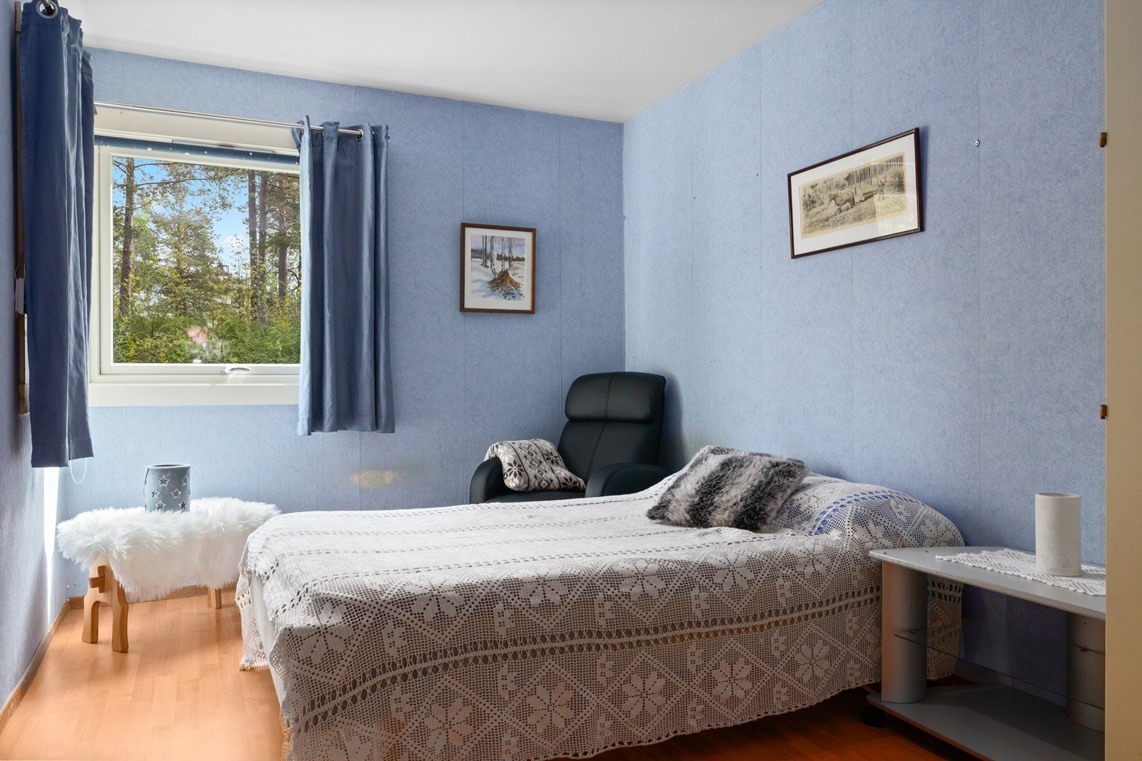 Leiligheten har tre soverom. Dette rommet har plass til dobbeltseng og oppbevaring. Galleribilde