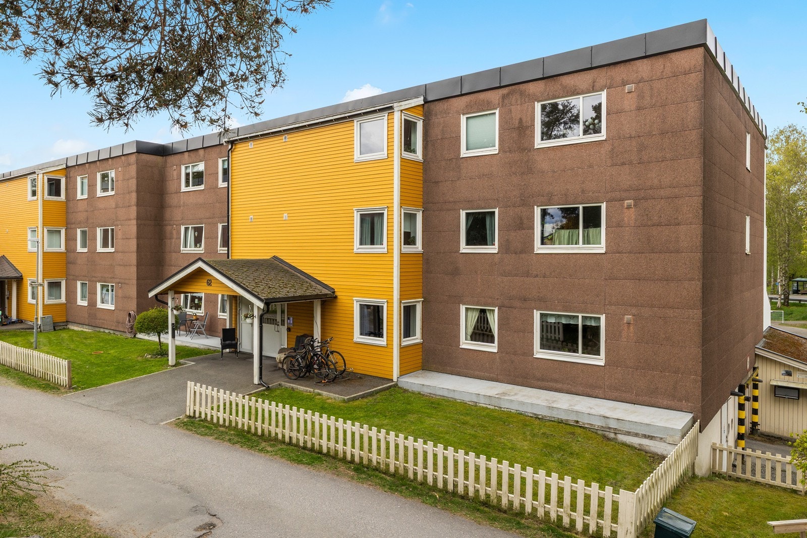 Borettslaget har velholdte fellesområder med asfalterte gangveier og grøntarealer. Galleribilde