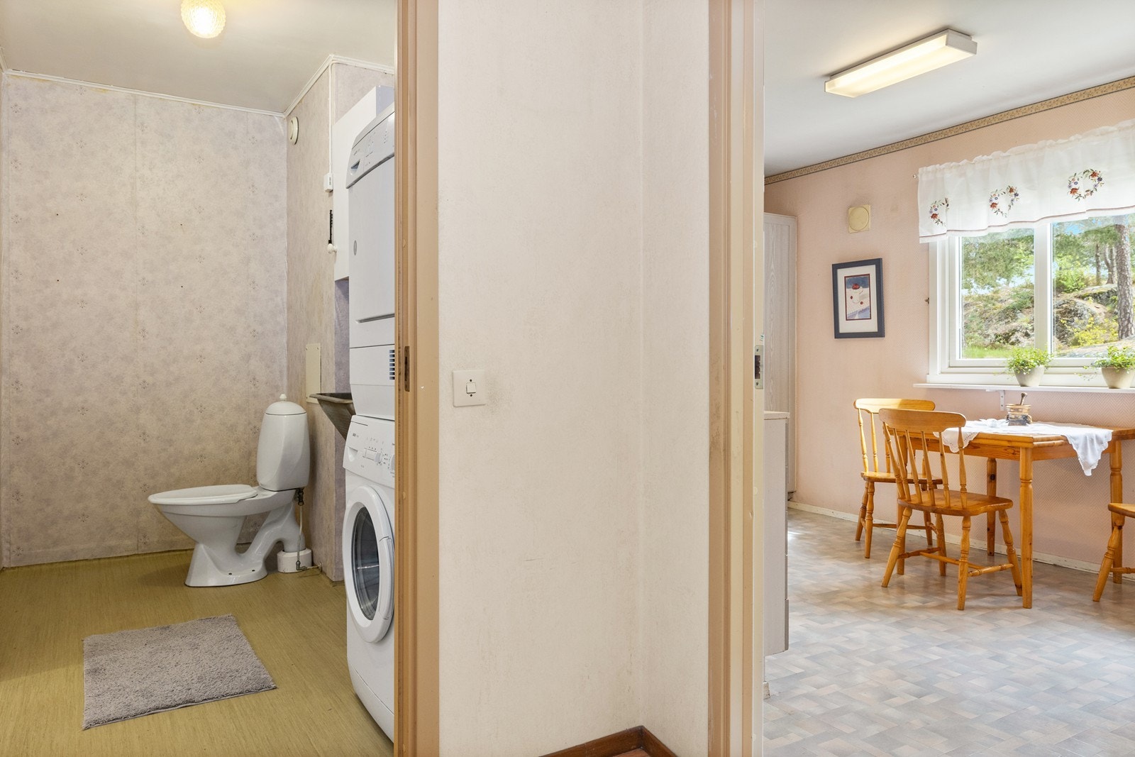 Overflatene på badet består av våtromstapet på veggene og gulvbelegg. Galleribilde