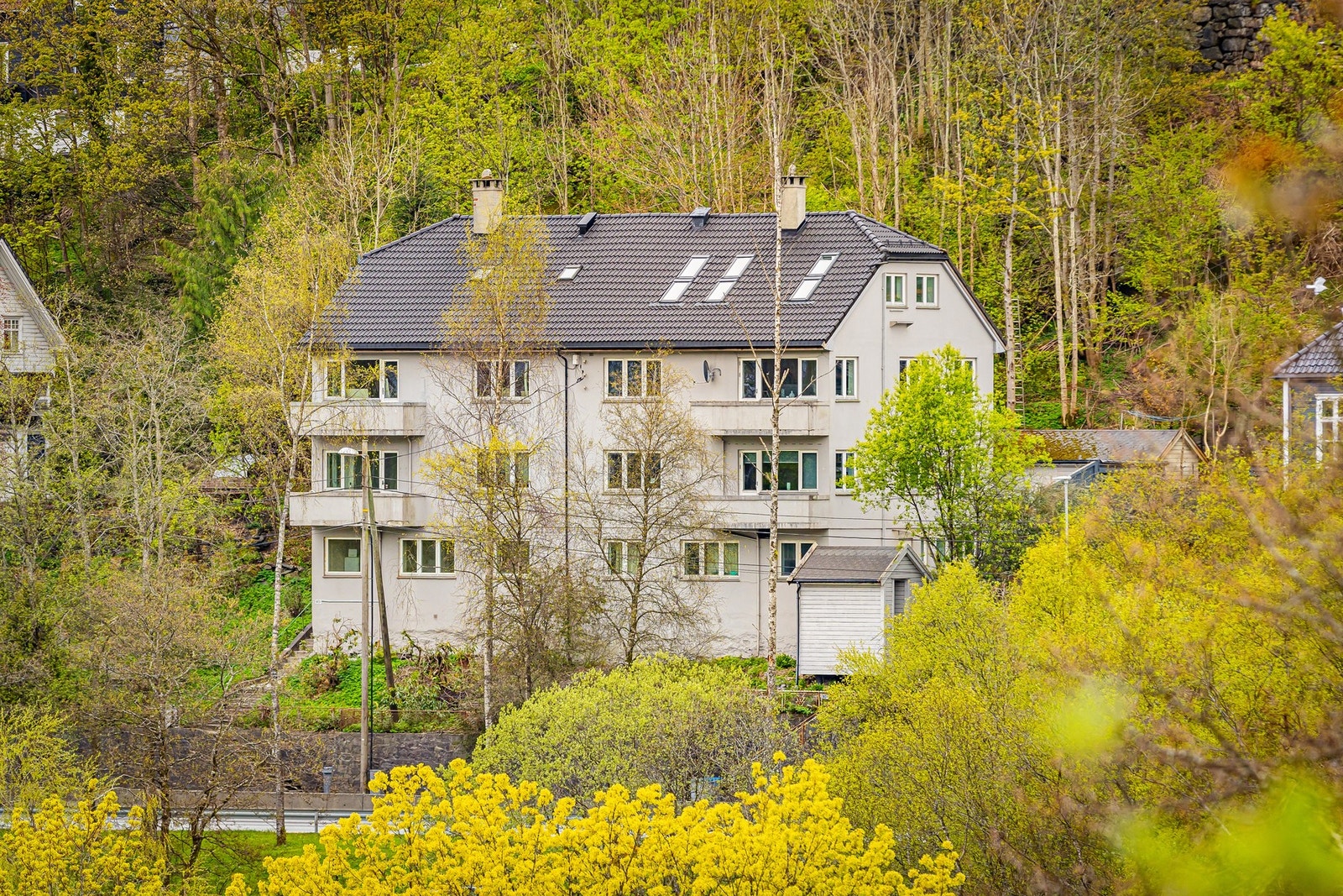 Her ser men leiligheten øverst til høyre med takvinduer. Galleribilde