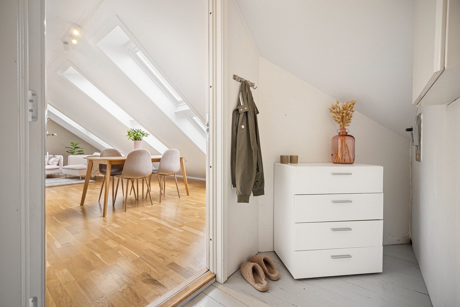 Velkommen opp trapppene, før man trer inn i leiligheten, får man en avsats hvor det er perfekt å sette fra seg diverse. Galleribilde