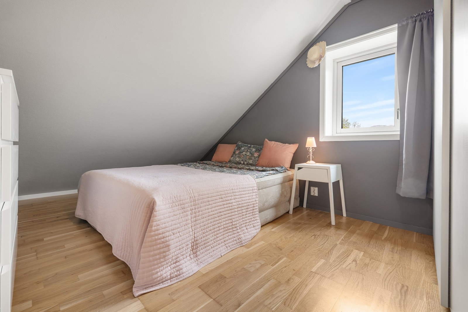 Trivelig soverom med rikelig med plass Galleribilde