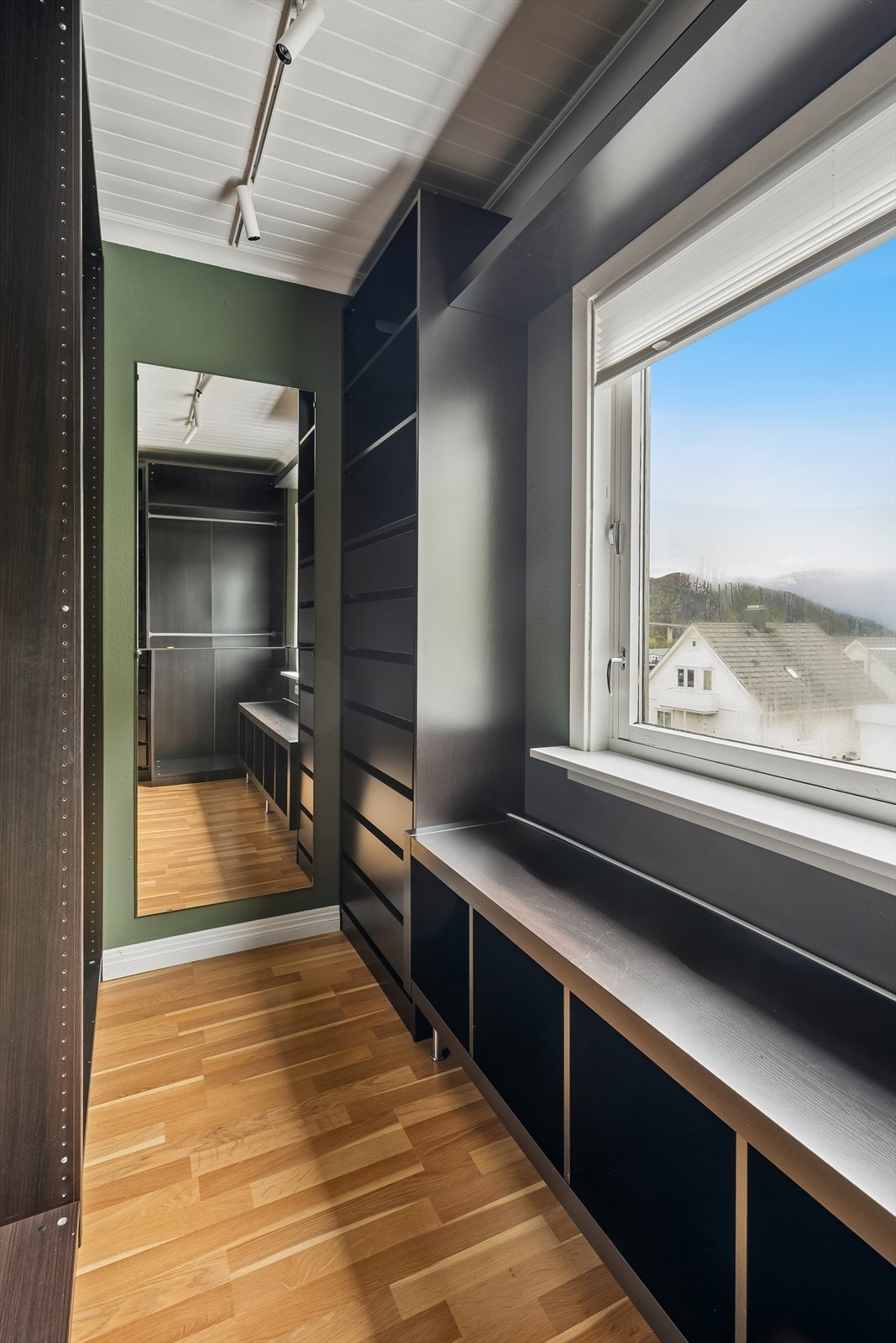 Prikken over i´en er det flotte walk-in-garderobe rommet. Kvardagsluksus! Galleribilde