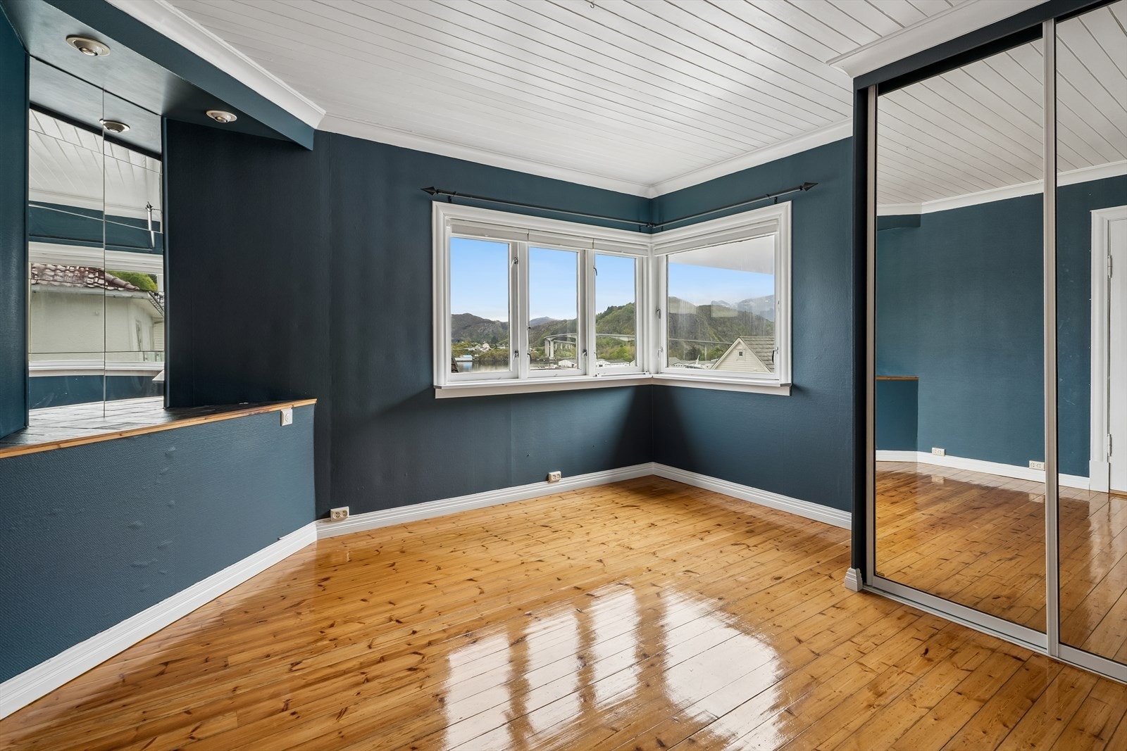 Hovedsoverommet har praktisk skyvedørsgarderobe, som gjer det lett å holde orden og system. Galleribilde
