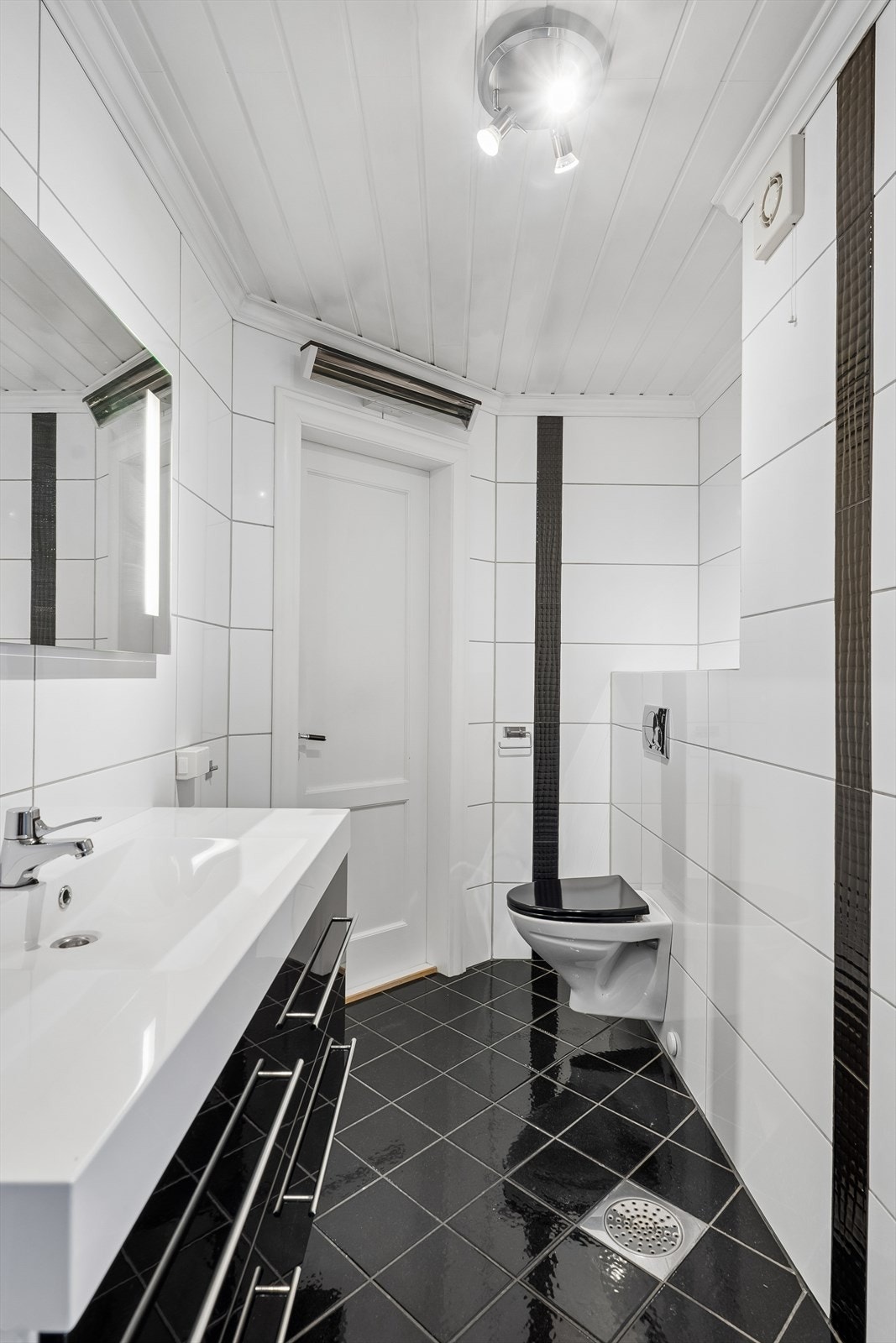 Frå badet har ein direkte gjennomgang til soverom. Galleribilde