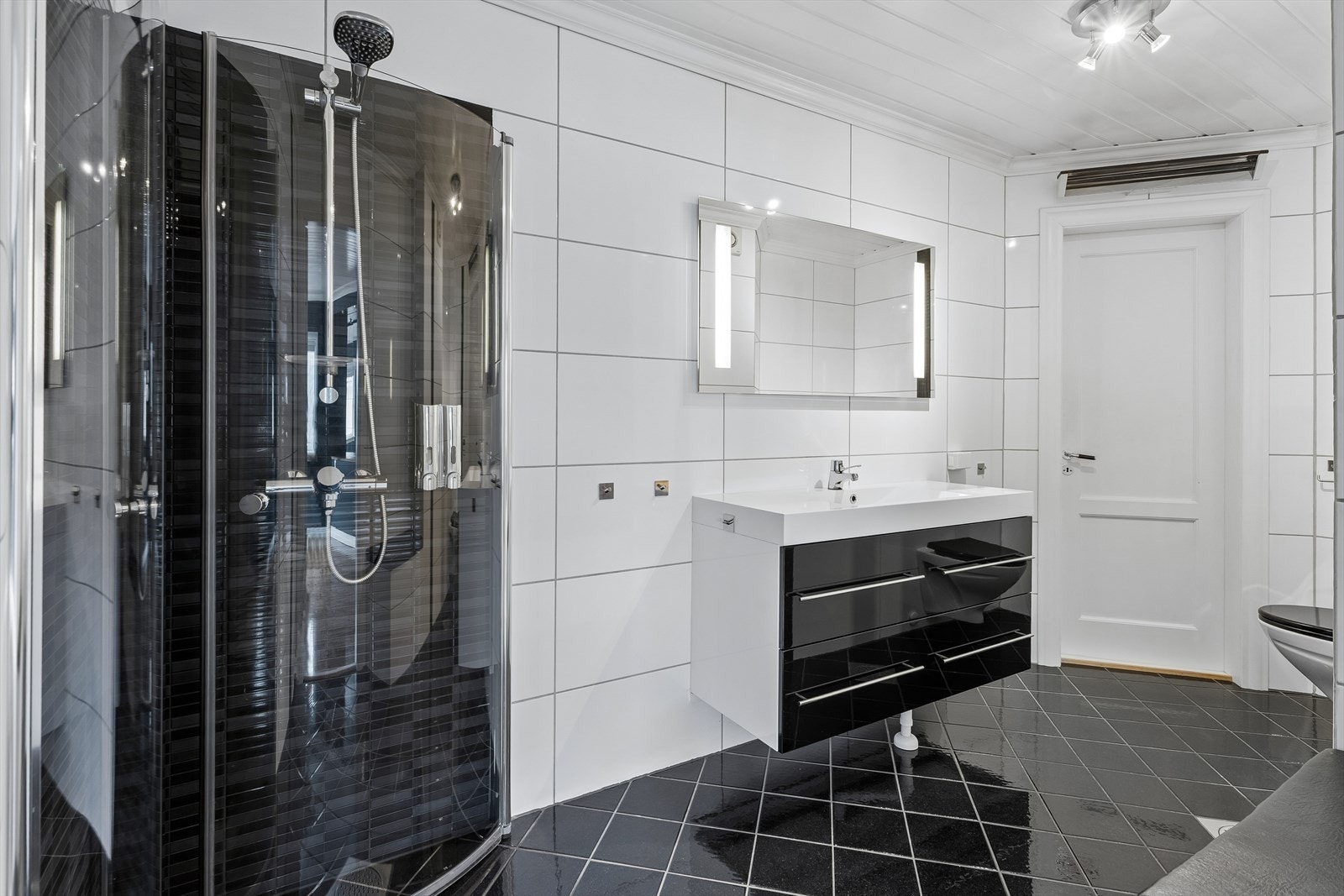 Badet er stilfullt og lekkert med nøytralt og tidsriktig fargeval. Galleribilde