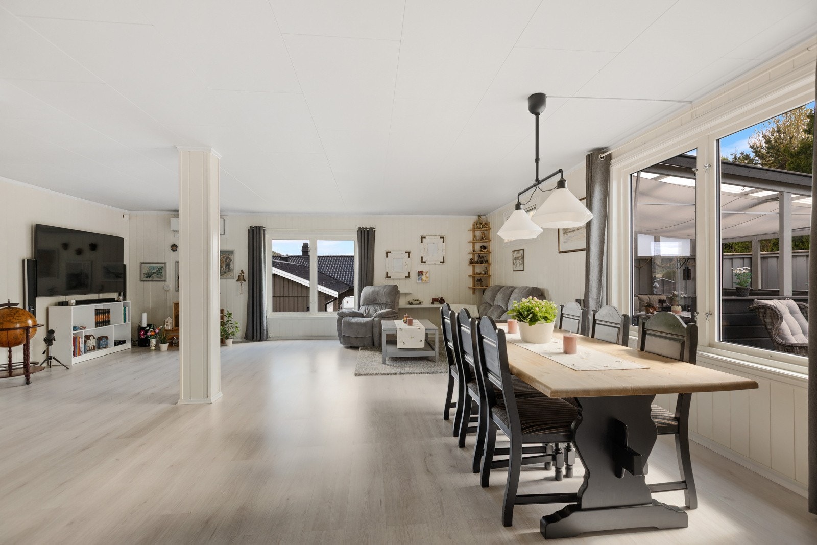 Rommet har en god størrelse og gir rikelig med plass til både stort spisebord og sofamøblement. Galleribilde