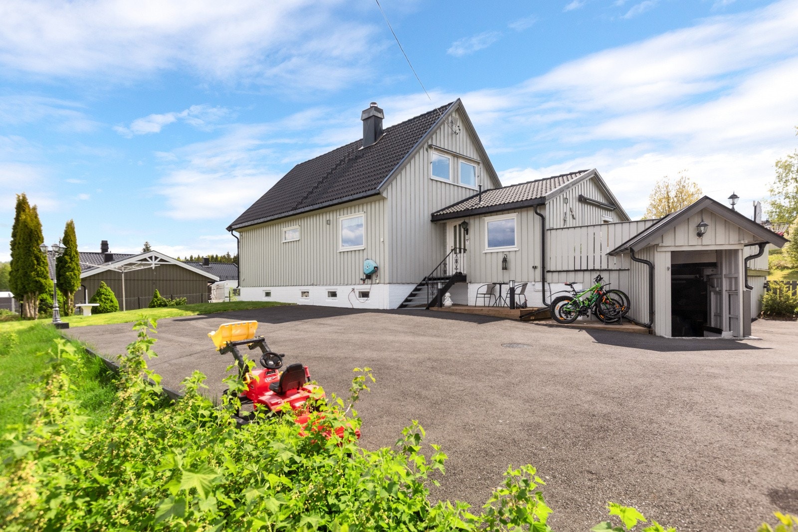Eiendommen har en stor garasje med god takhøyde. I tillegg har boligen et integrert verksted/hobbyrom med elektrisk leddport - perfekt for deg som ønsker ekstra plass til prosjekter, hobby eller lagring. Galleribilde