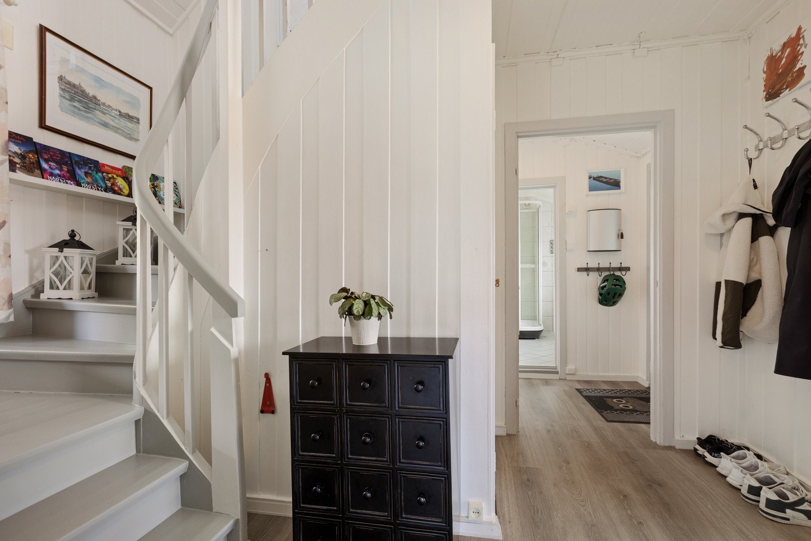 Man ønskes velkommen inn i en romslig entré. Legg merke til den pene, malte trappen. Galleribilde