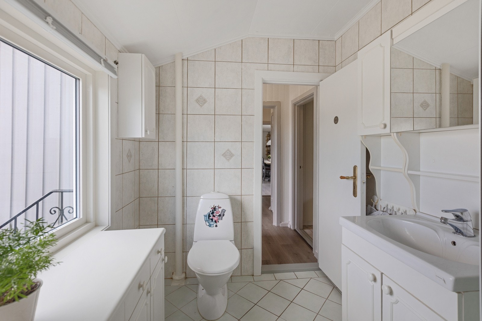 Badet har godt med skap- og benkeplass, som gir praktiske oppbevaringsmuligheter. I tillegg er det varmekabler i gulvet, noe som bidrar til ekstra komfort i hverdagen. Galleribilde